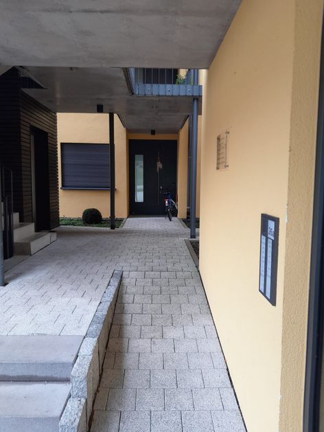 Bild der Rampe zum Gebäudeeingang