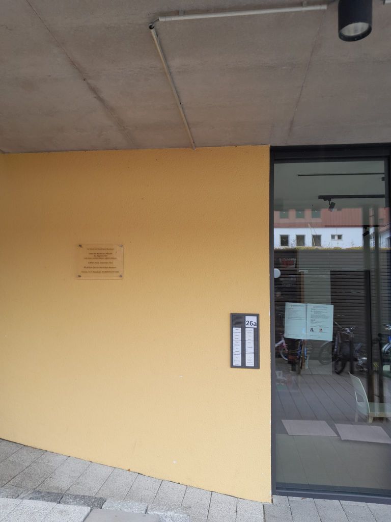 Bild des Eingangsbereiches mit Klingel